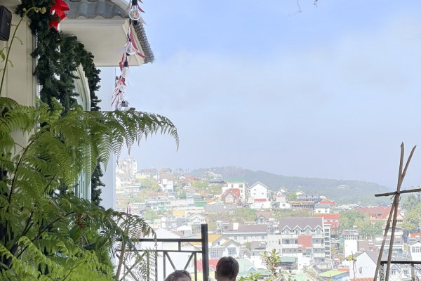 Fresh atmosphere and good weather with a view to the city valley while eating.