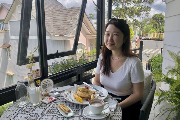 The place is little hideaway with a beautiful terrace overlooking the city and a good menu. They have a big assortment of cakes, breakfast and general international food. The staff is warm welcoming and the way the food is served is fantastic.