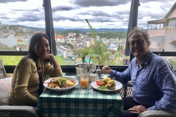 Ich war zum Abendessen hier. Ich hatte den Burger, der wirklich sehr lecker war. Der Servic war freundlich und zuvorkommend.. Komme gerne wieder.